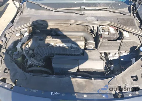 2013 Volvo S60 T5 Platinum z USA, uszkodzony, nr VIN YV1612FS4D2206535